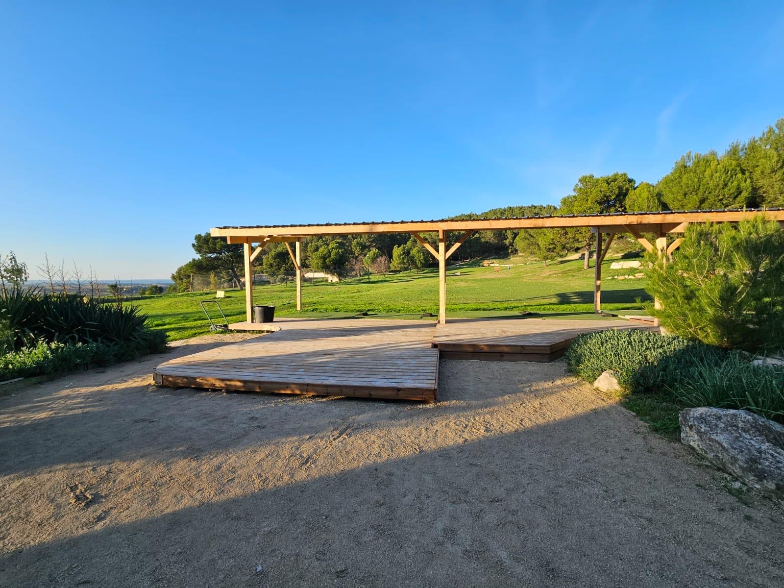 Postes d’entraînement du practice du Golf de Beaucaire Saint-Roman