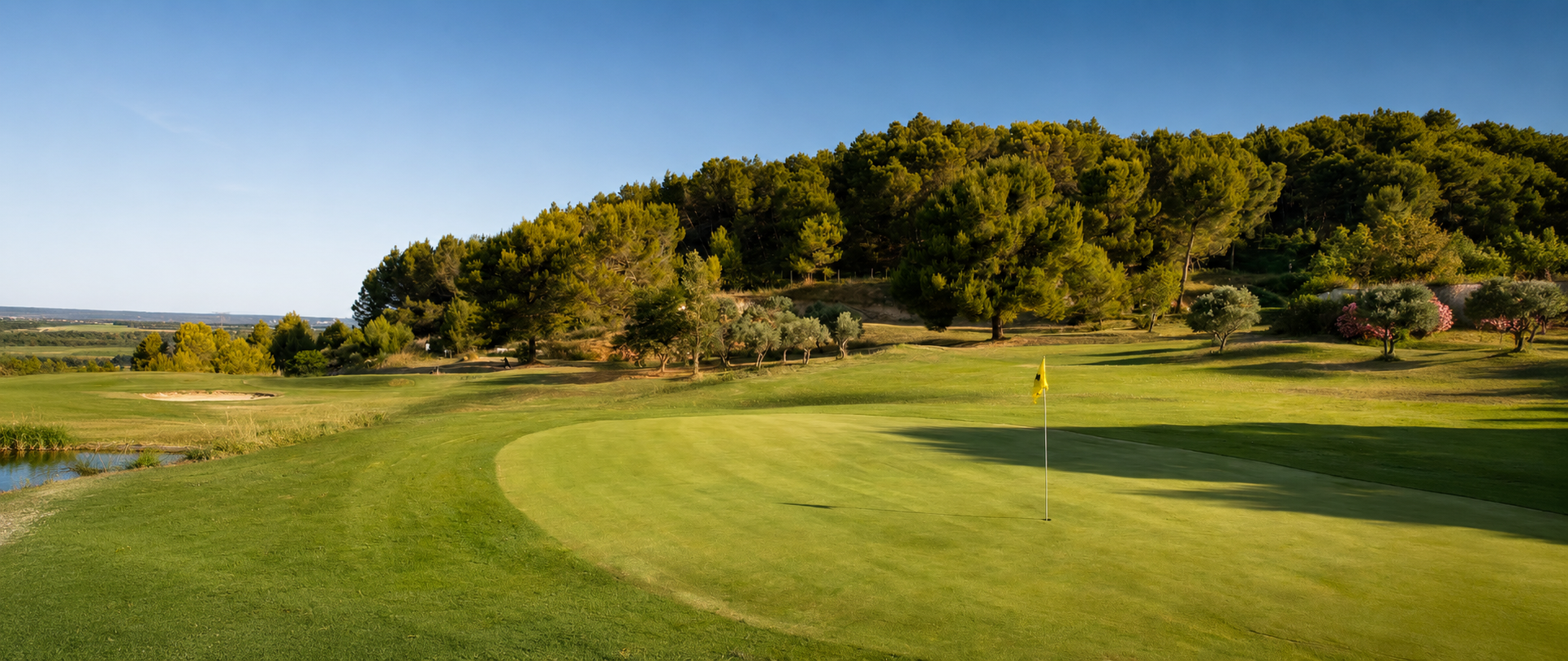 Vue panoramique du green et du parcours du Golf de Beaucaire Saint-Roman