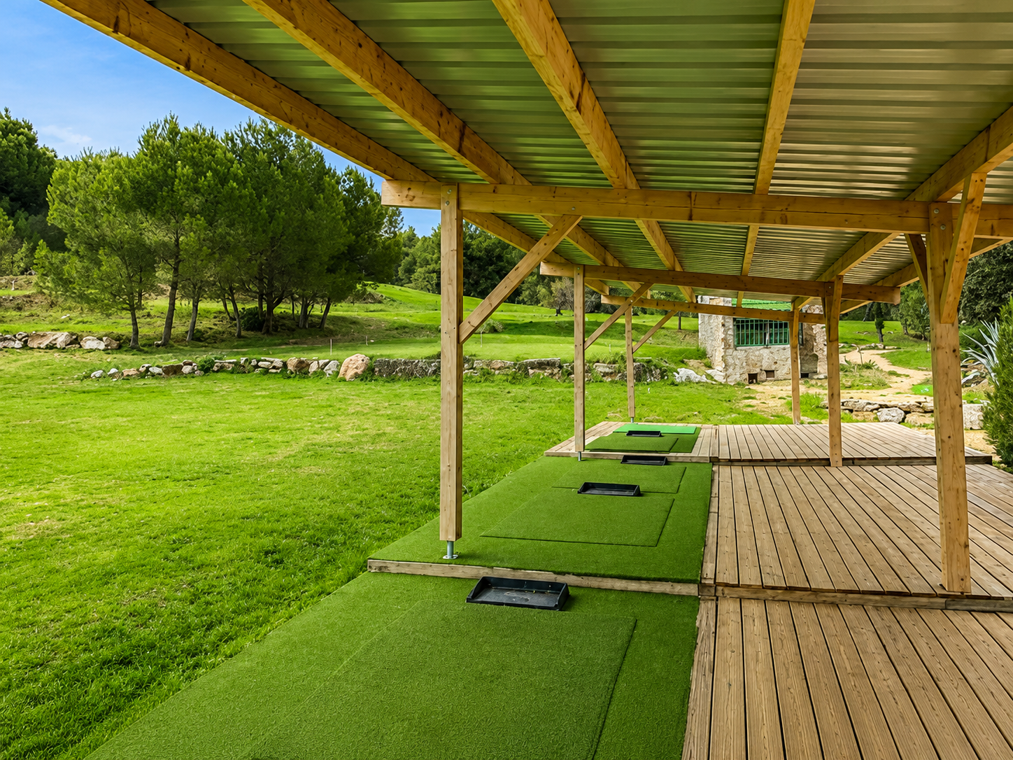 Practice couvert du Golf de Beaucaire Saint-Roman