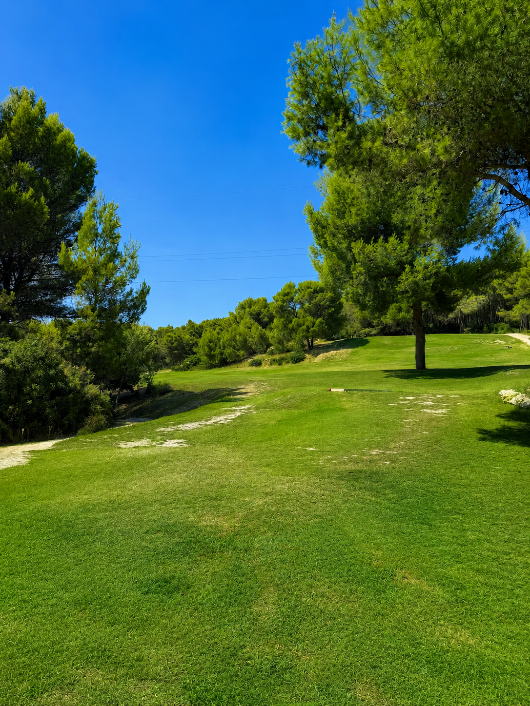 Vue du départ du trou 1 du Golf de Beaucaire Saint-Roman