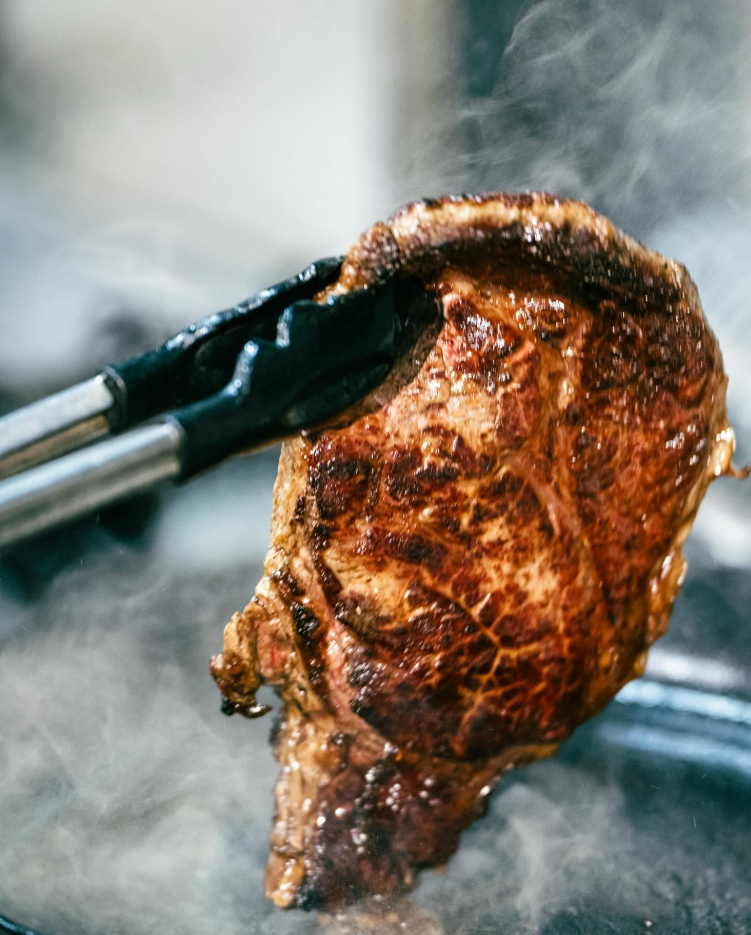 Plat de viande servi au Bistro La Pause