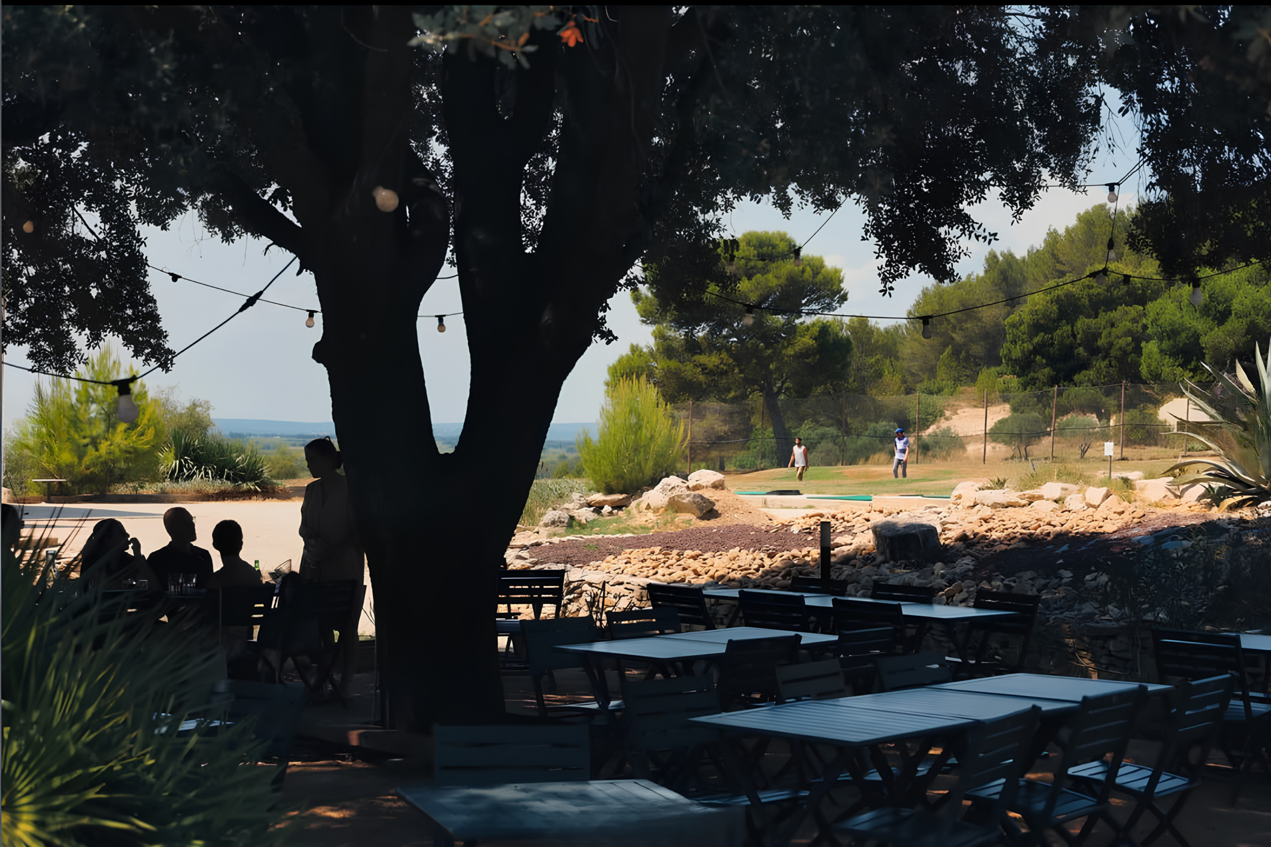 Terrasse ombragée du Bistrot La Pause avec vue sur le Golf de Beaucaire Saint-Roman